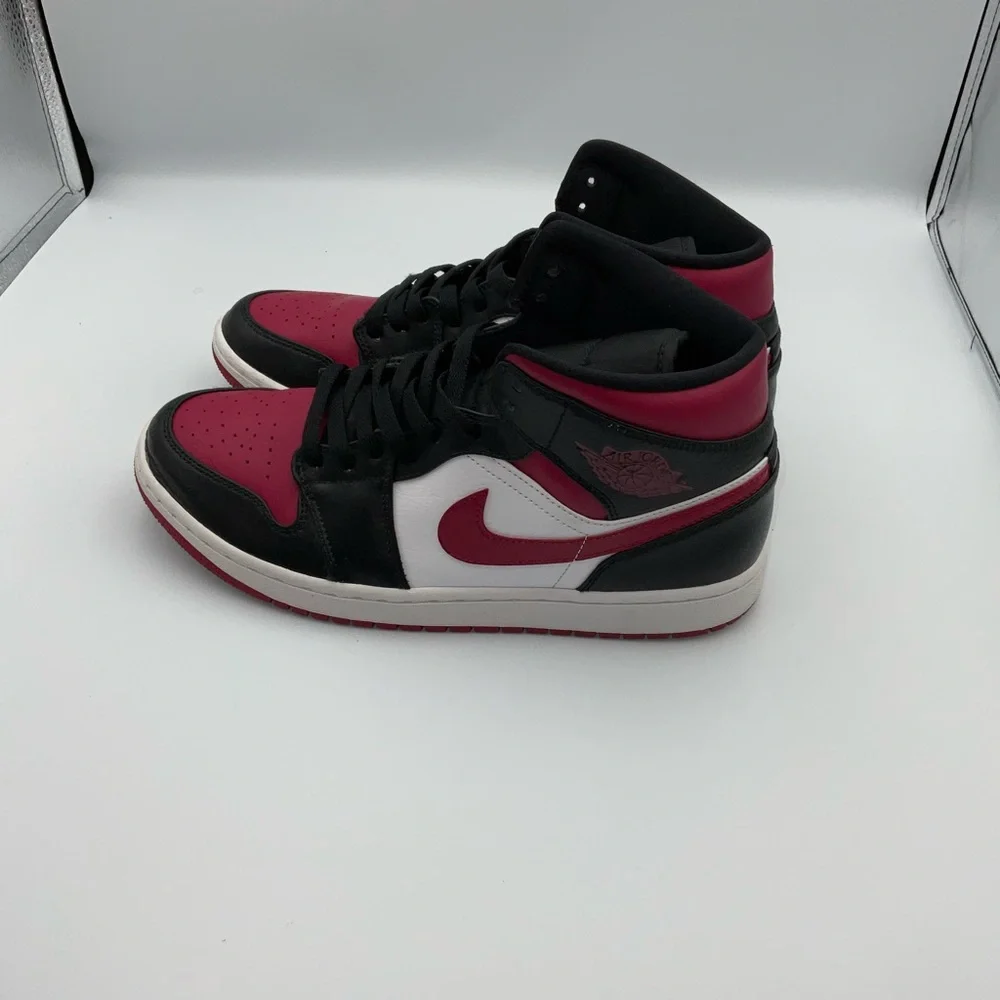 Nike Air Jordan 1 Mid Men's Bred Toe‎ Red/White/Black Size 9.5 SLIGHT HEEL DRAG